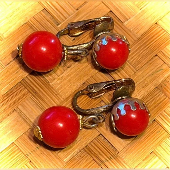 Elegant Vintage Red Clip-On Earrings - Picture 5 of 7